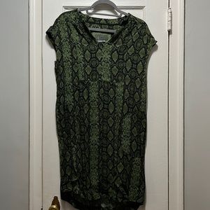 NWT Anthropologie Green and Black snakeskin Shift Dress. Size XS